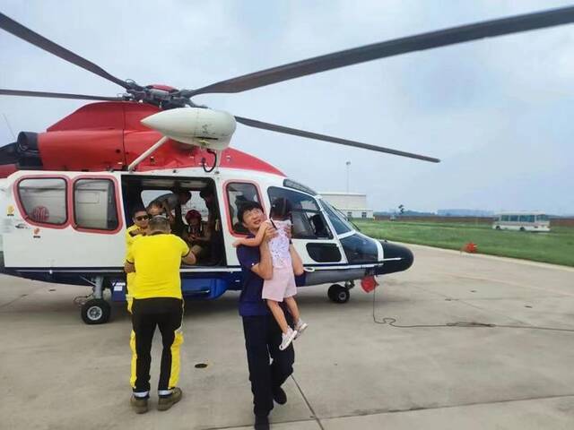【防汛救灾 央企行动】中国海油紧急调派直升机和专业救援人员驰援河北涿州