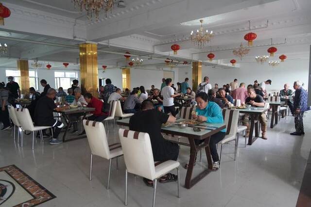 延寿县综合性福利中心安置点食堂内，转移安置的群众正在吃午饭。新华社记者戴锦镕摄