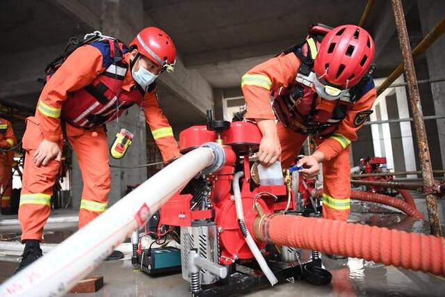 8月7日，邢台市消防救援支队队员在河北省涿州市一处工地进行排涝作业。