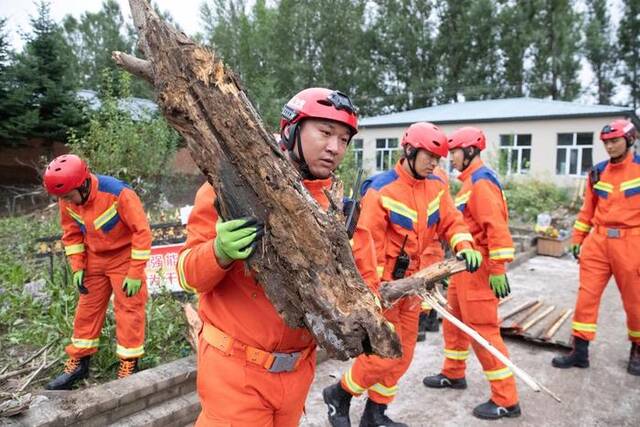 8月6日，在海林市长汀镇内，消防救援人员在清理院舍。新华社记者张涛摄