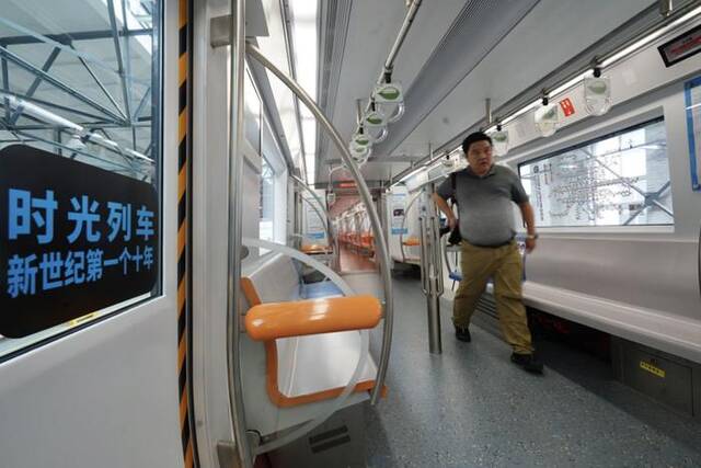 “绿皮车”回归！今起，北京地铁1号线开启“时光列车”