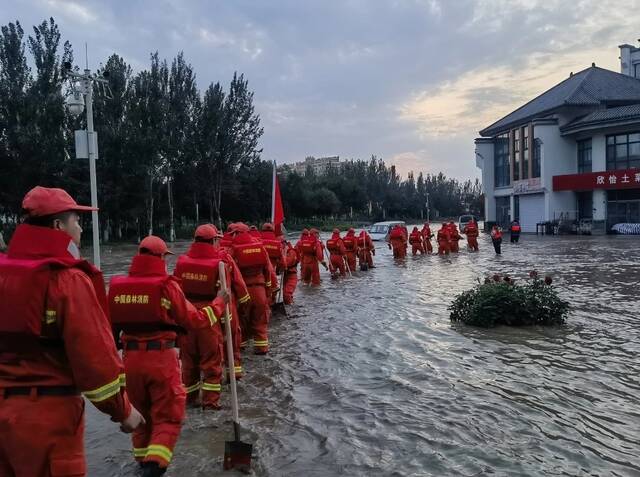 2023年8月4日，哈尔滨市森林消防支队在救灾现场。（人民视觉/图）