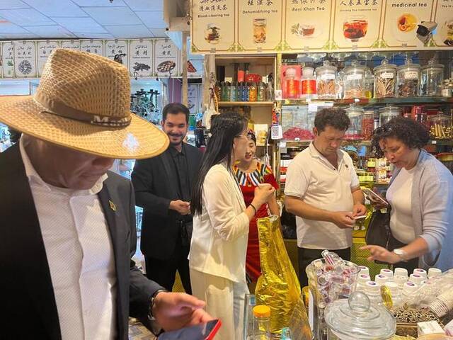 7月31日，参访团成员在喀什古城挑选药茶。