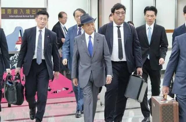 日本前首相麻生太郎窜台，怂恿“以武拒统”，解放军军机“伴飞”警告