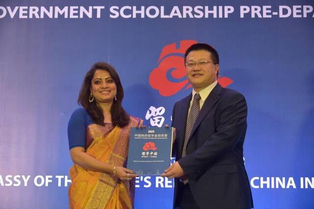 图为中国驻孟加拉国大使姚文给学生颁发通知书。（萨利姆摄）