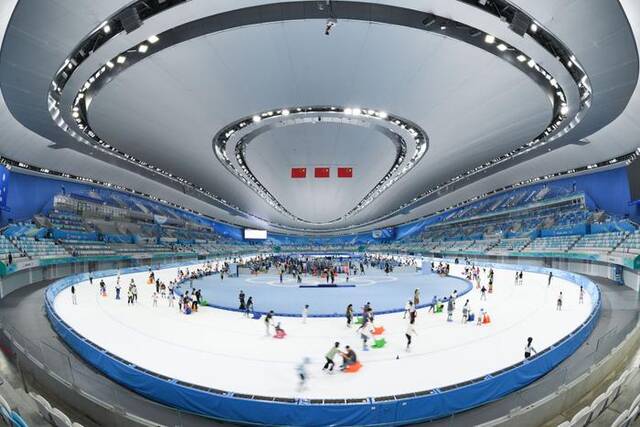 2023年7月1日，游客在国家速滑馆“冰丝带”滑冰游玩。新华社记者鞠焕宗摄