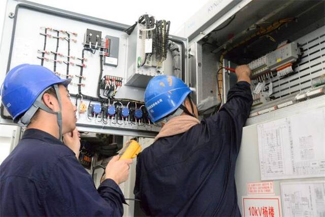 国网保定供电公司员工在110千伏塔上变电站开展10千伏开关柜控制电缆绝缘试验。