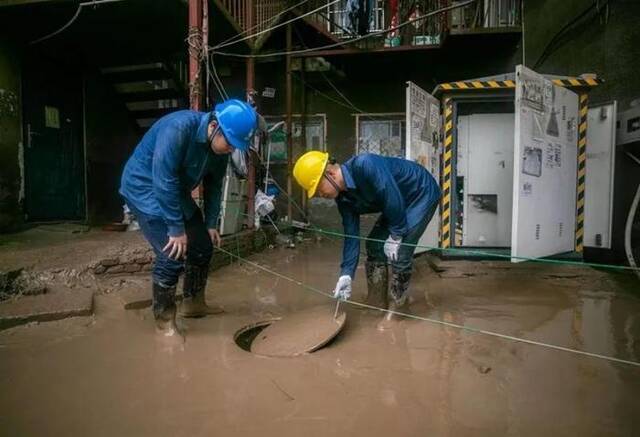 国网北京昌平供电公司抢修队员在沙河西二村10千伏毛纺厂路分支箱旁开展检查