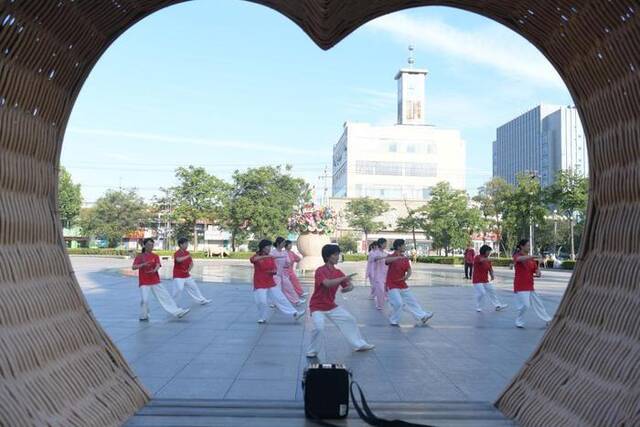△2023年8月8日，群众在山东临沂市临沭县文化广场展示太极拳。