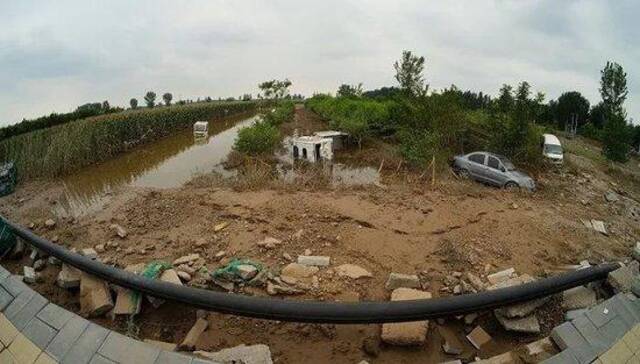 河北涿州：洪水过后街头一片狼藉。图片来源：视觉中国