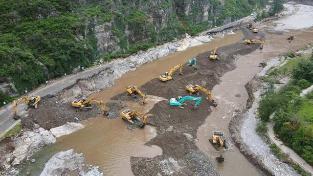 8月7日，施工队在房山区涞宝路上抢修。新华社记者陈钟昊摄