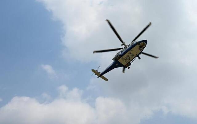 8月8日，天津市公安局警务航空总队直升机在天津市静海区台头镇上空执行任务。新华社记者孙凡越摄