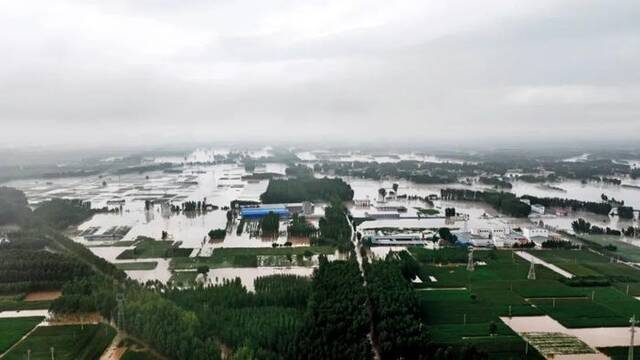 8月1日，河北涿州市，刁窝镇塔照村附近被洪水淹没。摄影/本刊记者翟羽佳