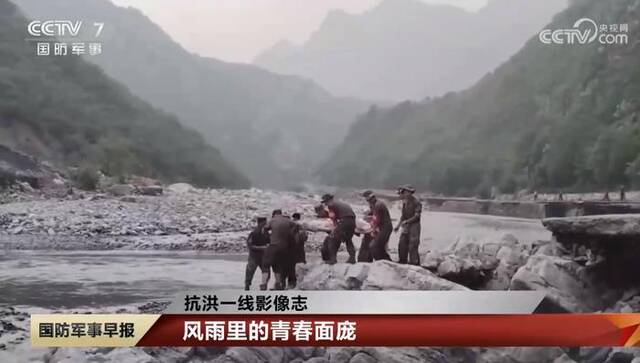 【抗洪一线影像志】风雨中的青春面庞