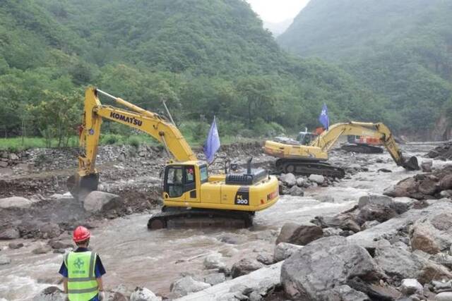 【防汛救灾 央企行动】汛情就是命令！中交集团加紧抢修损毁道路