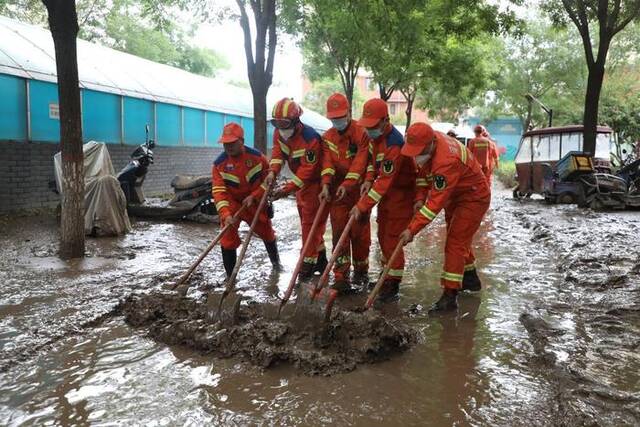 衡水市消防救援人员在涿州市水岸花城小区开展清淤工作。（受访者供图）