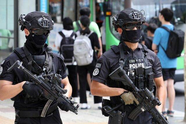 8月6日，全副武装的特警在韩国首尔江南区街头巡逻。新华社/纽西斯通讯社