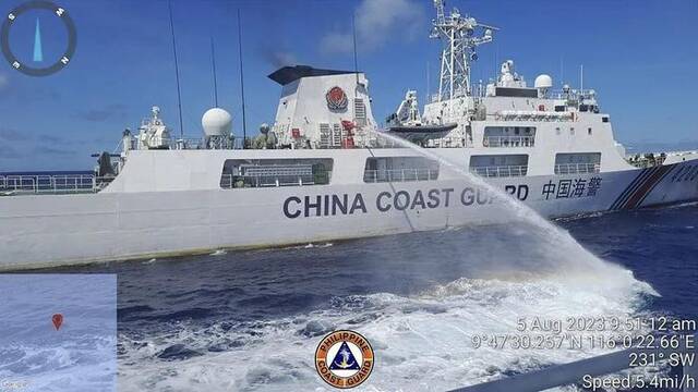 8月5日，中国海警依法实施必要管控，对菲律宾搭载违规建材的船只进行了拦阻。图/视觉中国
