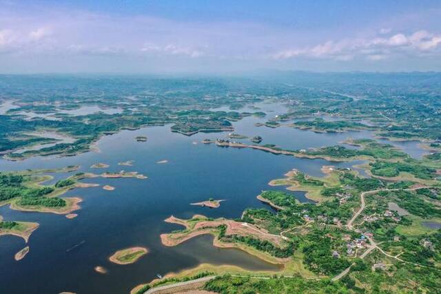图为西南地区最大人工湖长寿湖，其水质保持在Ⅲ类及以上水平。新华社记者唐奕摄