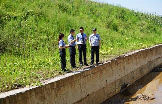 日前,检察干警到大地村查看暴雨过后的庙嘴河河道。