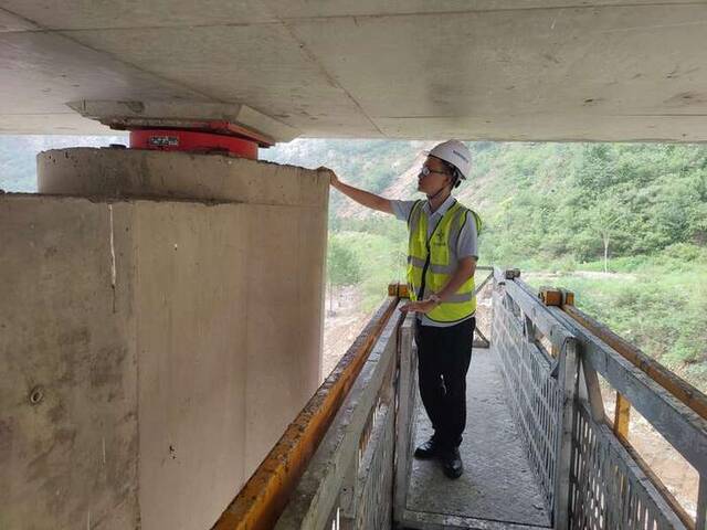 8月9日，中咨养护检测公司桥梁工程事业部副总经理郭建明在桥梁检测现场。受访者供图