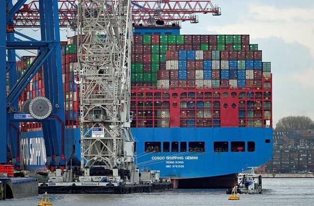 2022年，中国远洋货船在德国汉堡港码头装货。图自路透社