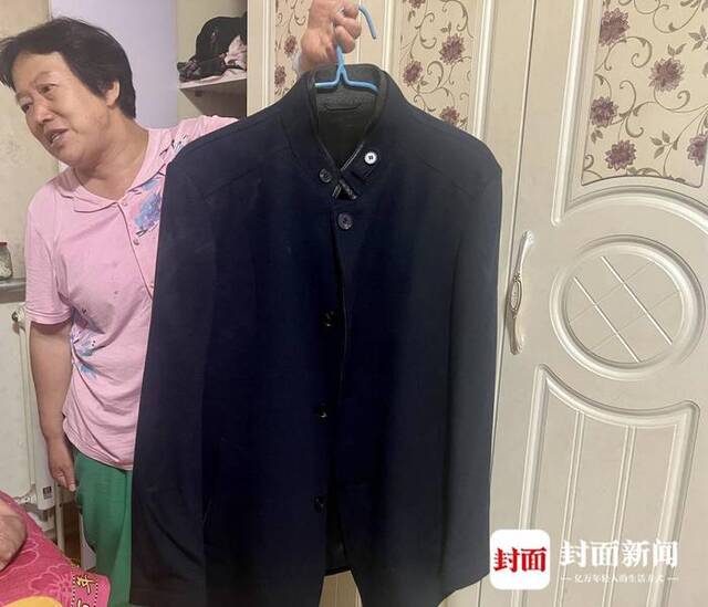 陆辛庄村民向记者展示五木服装捐赠的衣物封面新闻图