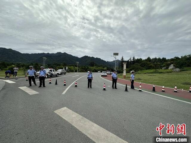 图为西安市长安区沣峪口转盘处，警方在进山的道路上设卡。梅镱泷摄