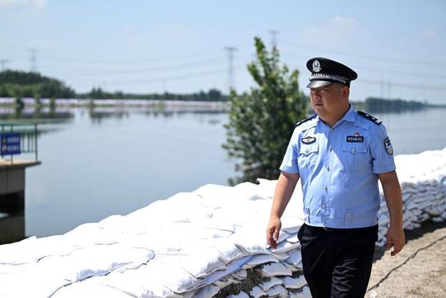 8月13日，蔡杰在天津市静海区大堤上巡查。新华社记者李然摄