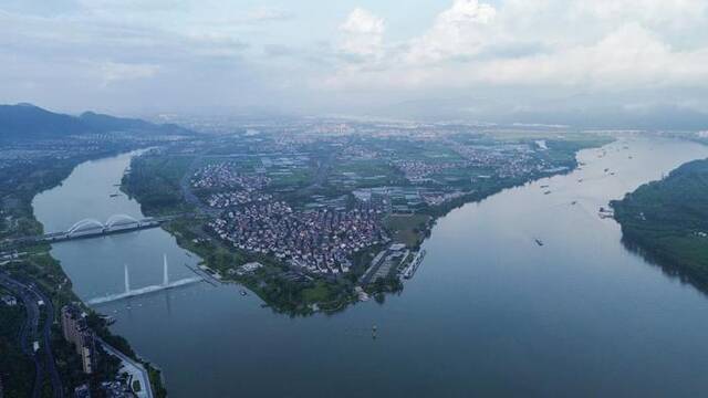 空中俯瞰东洲岛。（夏越峤摄）