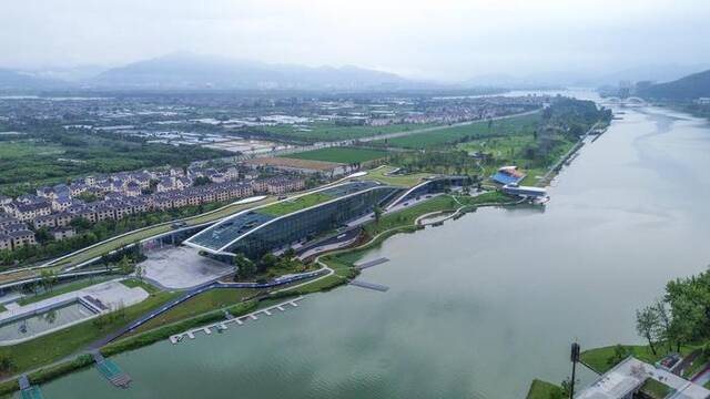 富阳水上运动中心坐落在东洲岛上。（夏越峤摄）