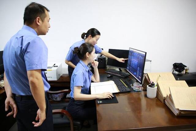 荆门市东宝区检察院检察官正通过数字检察模型筛查财产刑执行监督案件线索。