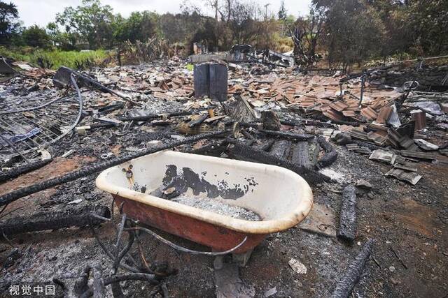 当地时间2023年8月14日，美国夏威夷，浴缸在被野火烧毁的房屋中间。