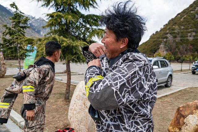 扎史品初（右）正在更换漂流用的连体服（4月14日摄）。新华社记者孙非摄