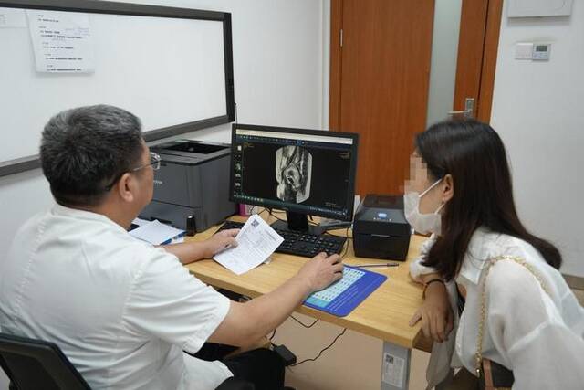 江苏省肿瘤医院医生在接诊时查看患者的“云影像”。（蒋雯摄）