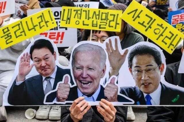 美日韩戴维营三边领导人会议引起了三个国家内部各自不同的反应，图为韩国民众5月6日在首尔举行抗议集会，反对岸田文雄访韩图：参考消息