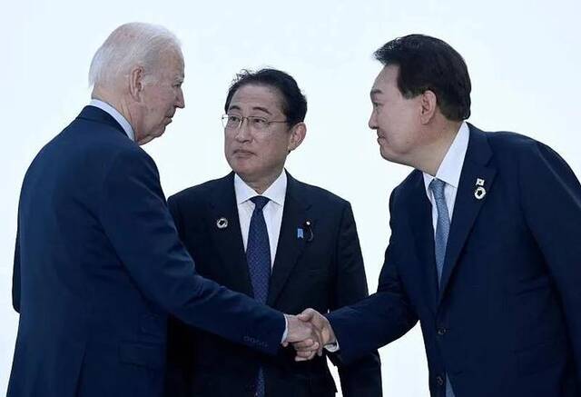 5月21日，G7领导人峰会期间，拜登、岸田文雄和尹锡悦会谈。图源：视觉中国