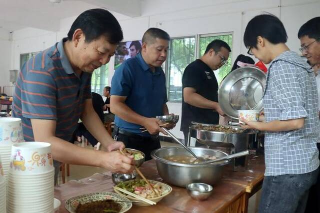 宜昌市夷陵区“数字食堂”就餐场景。（李重庆摄）