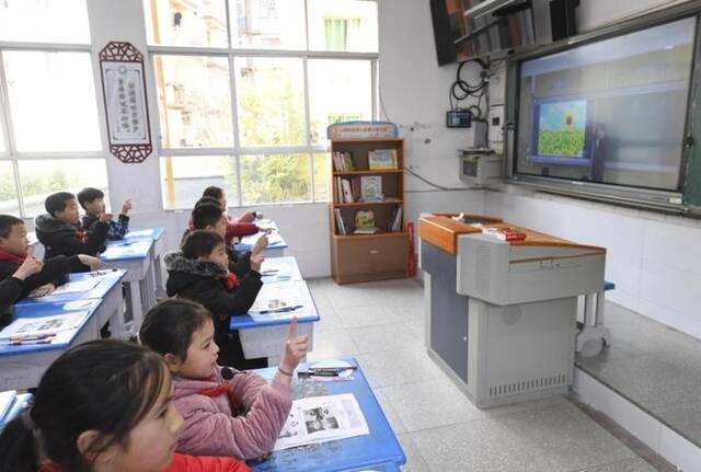 ▲资料图。重庆市石柱县某小学同学们在上课。图/新华社