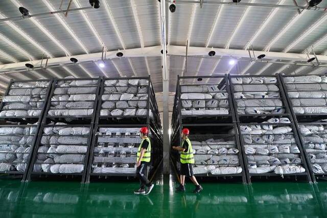 8月16日，工作人员在天津市救灾物资储备站内进行仓库巡查。新华社记者李然摄