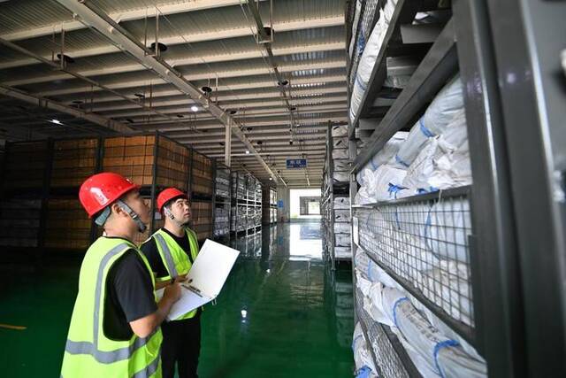 8月16日，工作人员在天津市救灾物资储备站内进行仓库巡查。新华社记者李然摄