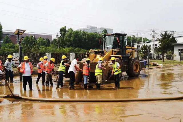 中国五矿所属上海宝冶正在进行现场清淤工作