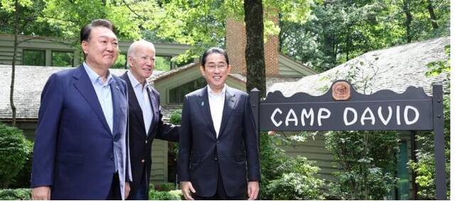 当地时间18日上午，美国总统拜登在戴维营迎接日本首相岸田文雄、韩国总统尹锡悦到访图源：韩媒