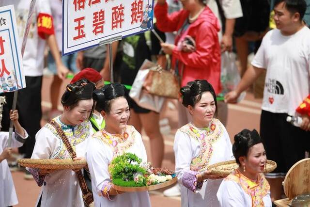 8月13日，工作人员进场时展示当地美食。新华社记者刘续摄