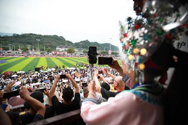 8月13日，身着民族服装的观众在观赛。新华社记者刘续摄