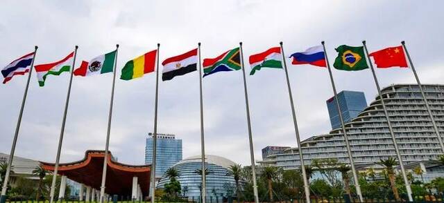 △2017年9月2日，厦门国际会议中心前各国国旗迎风飘扬。