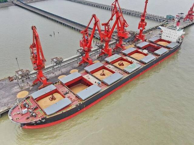 △2022年5月，巴西货轮运载54000吨大豆抵达江苏南通。
