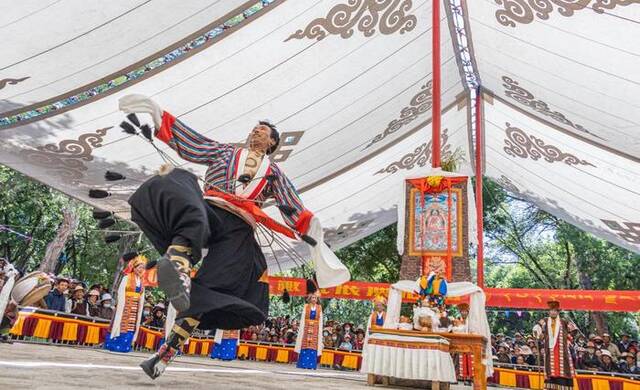 拉萨市罗布林卡内，山南市贡嘎县乃萨藏戏队正在表演藏戏（8月19日摄）。丁增尼达摄