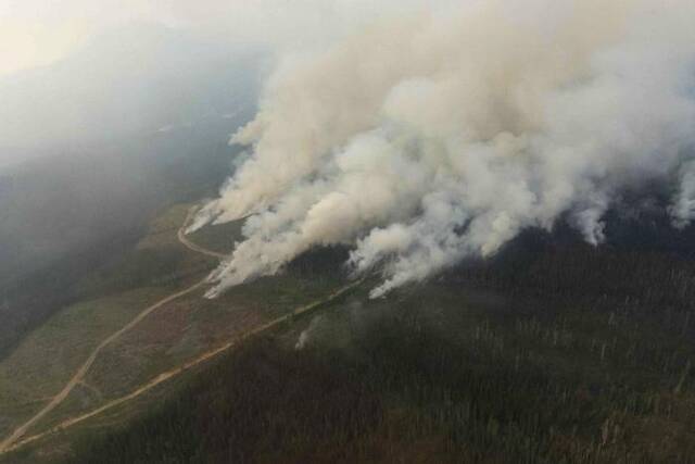 这是7月3日在加拿大不列颠哥伦比亚省北部地区航拍的野火状况。新华社发（加拿大不列颠哥伦比亚省野火服务处供图）
