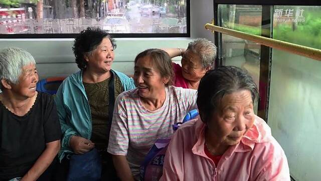 新华全媒+｜哈尔滨：开设免费班车 帮助受灾群众返家清理过水房屋